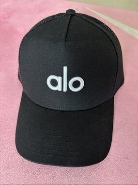 NWT Authentic ALO Yoga District Trucker Hat